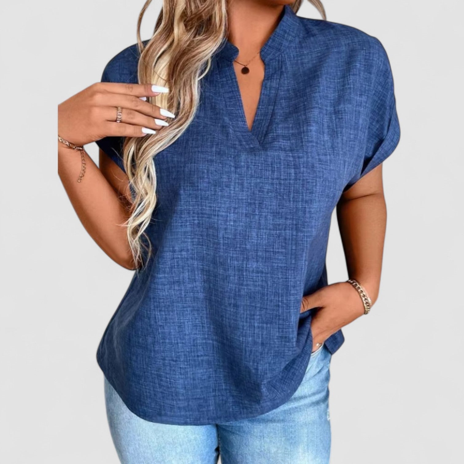 Chic Parsienne™ | Elinor – Top avec un doux tombé et un décolleté en V décontracté